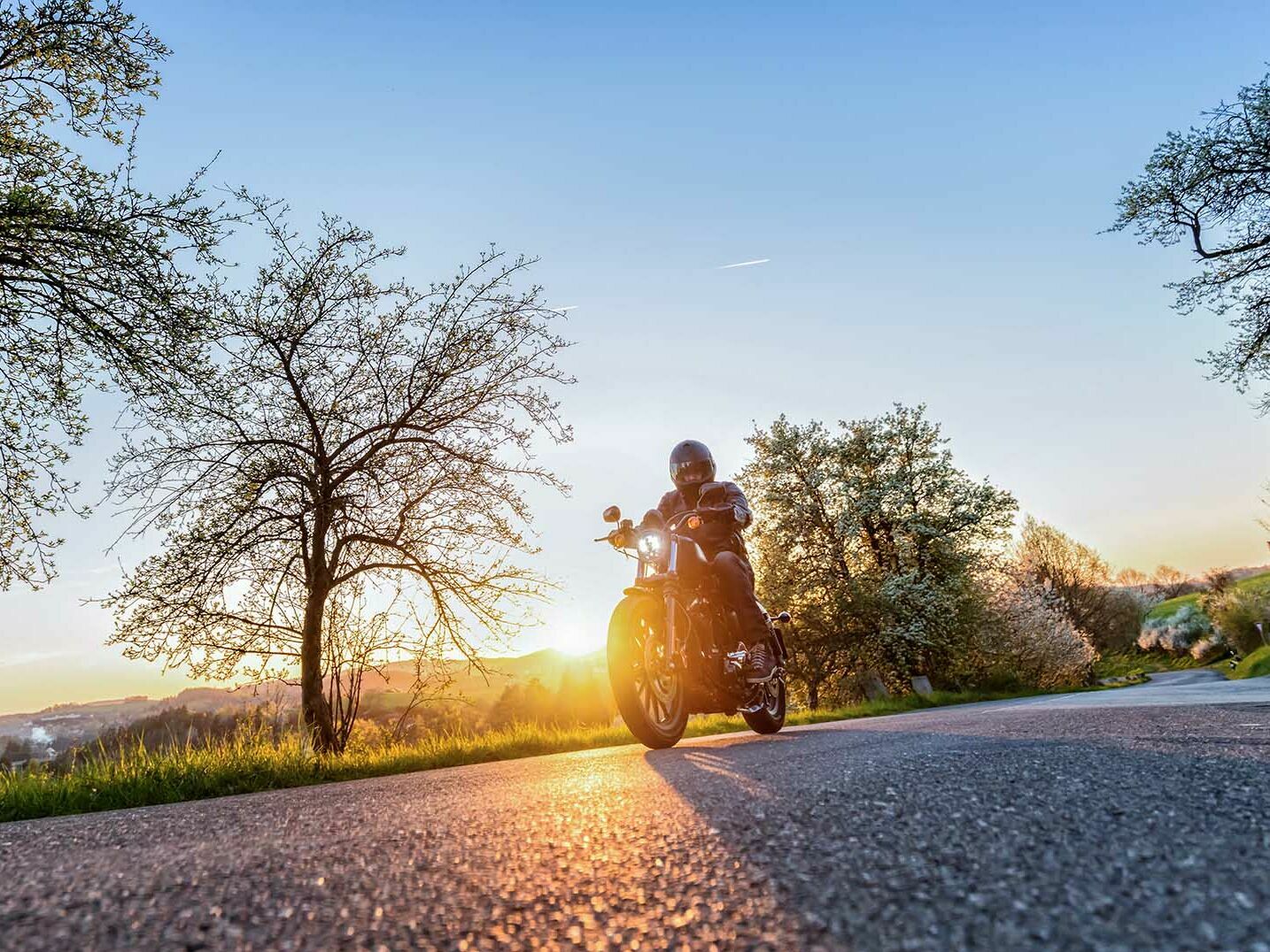 Ein zu versicherndes Motorrad fährt auf einer Landstraße.